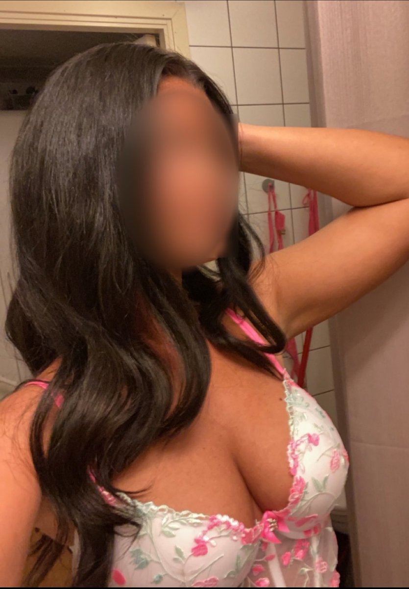gudinnans's tweet photo. Gudinnan vill ha en pengaslav som betalar hennes räkningar och hennes shopping 😘🦮🤣 

Findom https://t.co/Kx6TrlgiQr