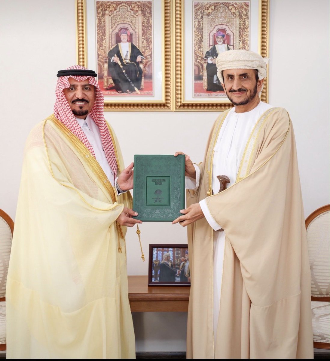 BinBishan's tweet photo. سعدتُ بلقاء سعادة الشيخ خليفة بن علي الحارثي وكيل وزارة الخارجية للشؤون السياسية بتكليف من معالي السيد بدر بن حمد البوسعيدي لتسليم الرسالةالخطية الرفيعة ومناقشة الموضوعات ذات الاهتمام المشترك بين بلدينا الشقيقين ،
اللهم  احفظ قادتنا وبلدينا و شعبيهما بدوام العز و الأمن والرخاء 
#المملكة_العربية_السعودية 
#سلطنة_عمان
@KSAembassyOM
🇴🇲🤝🇸🇦