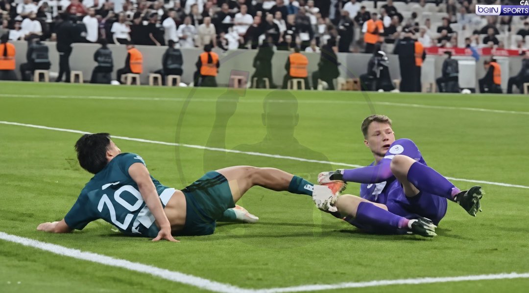 Tartismalar's tweet photo. Metehan şutunu çektikten sonra Nübel’e bir faul yapmıyorsa ki gelen açılarda ben herhangi bir faul görmedim, o halde devamında Nübel’in iki eliyle rakibinin ayağından tutması net bir penaltı olmalıydı, kanıt mevcut olduğu için VAR devreye girmeliydi.
#BJKvKOC https://t.co/0dxAemh89j