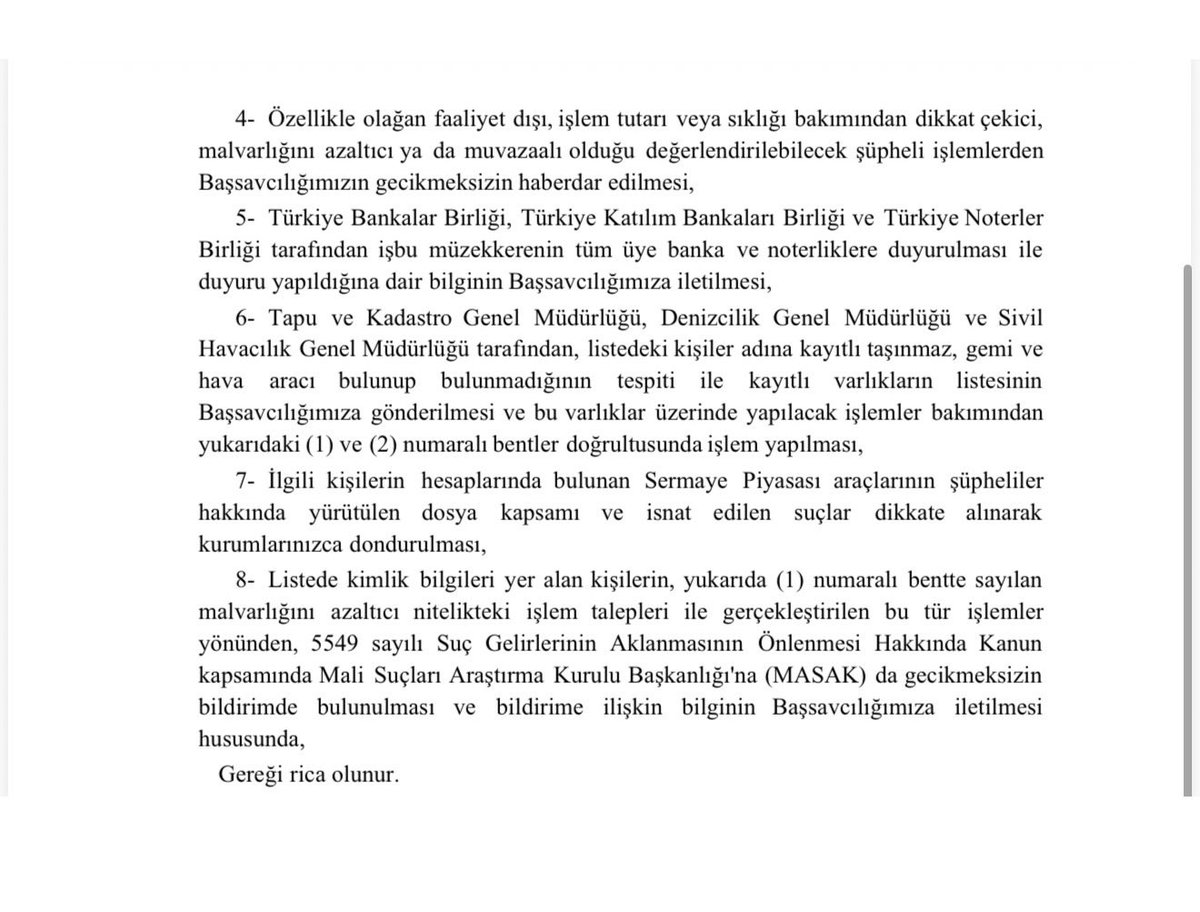 FarukAnalysisTR's tweet photo. Yeni karar:

🚨 FLAŞ | FON SORUŞTURMASINDA 85 KİŞİLİK LİSTE: SERMAYE PİYASASI VARLIKLARINA DONDURMA, MALVARLIĞI İŞLEMLERİNE SIKI TAKİP

İstanbul Cumhuriyet Başsavcılığının 11 Ekim 2026 tarihli yeni yazısıyla, ekli listede yer alan 85 gerçek kişinin hesaplarındaki sermaye piyasası araçlarının dondurulması istendi. Malvarlığını azaltabilecek işlemler için de bildirim ve savcılığın görüşünü alma yükümlülüğü getirildi.

Yeni talimatların kapsamı:

▪️ Hesaplardaki sermaye piyasası araçlarının dondurulması.

▪️ Devir, satış, bağış, ipotek ve rehin tesisi, hesap kapatma, yüksek tutarlı nakit çekimi ve EFT/havale gibi malvarlığını azaltıcı işlemlerin takibi ve bildirimi.

▪️ Olağandışı işlem taleplerinde, işlem yapılmadan önce savcılığın görüşünün alınması.

▪️ Şüpheli ve malvarlığını azaltıcı işlemlerin MASAK’a da gecikmeksizin bildirilmesi.

▪️ Listedeki kişilere ait taşınmaz, gemi ve hava araçlarının tespit edilerek savcılığa bildirilmesi ve bunlara ilişkin işlemlerin aynı kontrole tabi tutulması.

Maaş, fatura, emekli aylığı kullanımı ve olağan mesleki işlemler ise mağduriyet yaratacak şekilde engellenmeyecek. Yazı, bütün banka hesaplarının ve günlük ödemelerin topluca durdurulmasını istemiyor.

Savcılık yazısında, bazı hisselerde yaklaşık 100 kata varan fiyat artışları, fonlar üzerinden gerçekleştirildiği değerlendirilen manipülatif işlemler ve elde edilen gelirlerin farklı yatırım ve ticari faaliyetlerle kaynağından uzaklaştırılması üzerinde duruluyor. 131 fonun TEFAS’ta alım ve satıma kapatılmasına da atıf yapılıyor.

Yeni yazı şirketlere toplu bir tedbir değil, listelenen 85 gerçek kişiye yönelik talimatlar içeriyor. Listede yer almak, suçun kesinleştiği anlamına gelmiyor.
#Fon #fonmağdurları #fonsorusturmasi #borsa #Savcilik #tera #pusula #bulls #a1capital #info #hedef #destek
