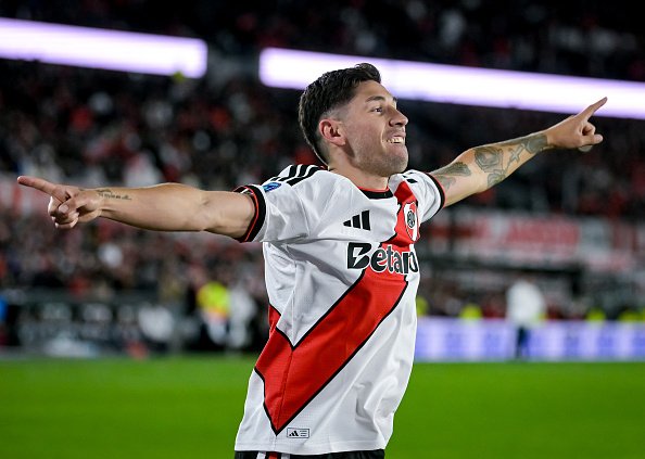 turcocarp's tweet photo. Juega con la misma seriedad y entrega contra Estudiantes de Río Cuarto que contra Francia o España en una final del mundo. Se celebra la levantada futbolística de Montiel, que más allá del nivel es de los pocos que entiende lo que es la rebeldía y el fuego sagrado con este escudo https://t.co/jIUyTPrWgg