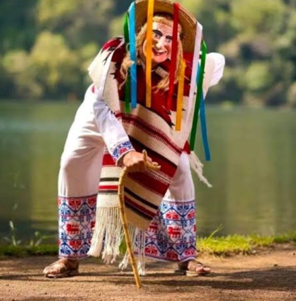 D3a7h_b0dy_'s tweet photo. Maldito seas BTS, ¿Por qué te tuviste que poner solo un sombrero y botas (que también se usan en México) y no un traje de la danza de los viejitos de Michoacán? https://t.co/QDsonPvd68