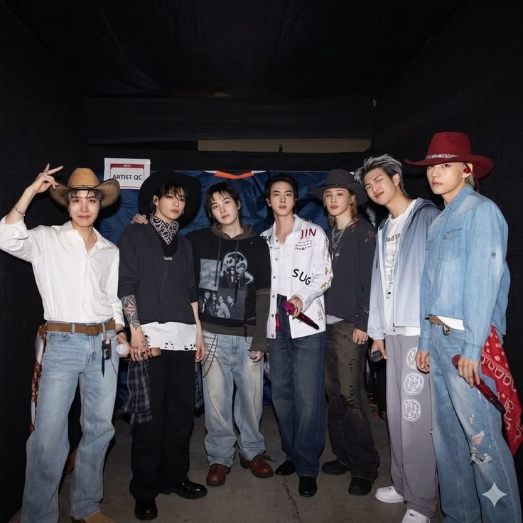 D3a7h_b0dy_'s tweet photo. Maldito seas BTS, ¿Por qué te tuviste que poner solo un sombrero y botas (que también se usan en México) y no un traje de la danza de los viejitos de Michoacán? https://t.co/QDsonPvd68