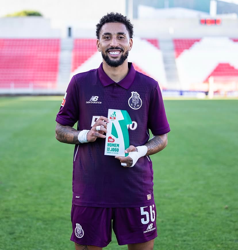 sujunior_0's tweet photo. Trouxeram o Domingos Andrade pra ficar no banco do Botafogo. 

Ao invés de trazer o Kauê que já mostrou que era bom jogador aqui e é da nossa base.

Kaue parece ser um jogador do msm nível do Huguinho…

Tava jogando p krlho com Artur Jorge… https://t.co/Zr2ZlhUFKK