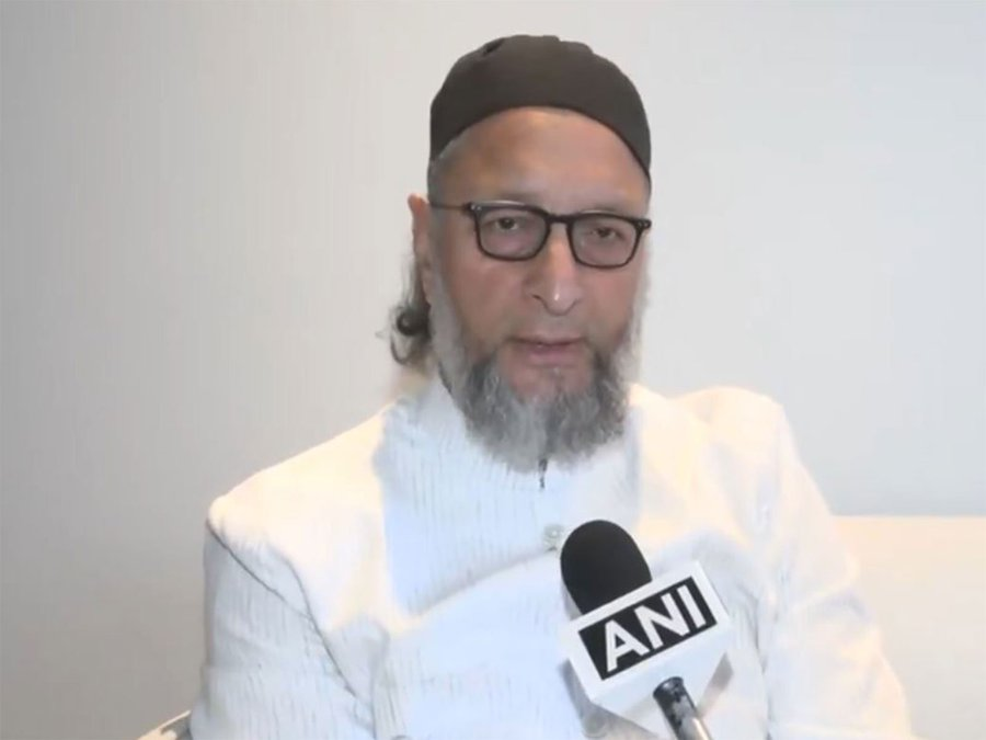 AHindinews's tweet photo. रियाद हमले में एक भारतीय नागरिक की मौत पर AIMIM प्रमुख असदुद्दीन ओवैसी ने ANI से कहा, "वे एयरपोर्ट पर उमराह के लिए मदीना जाने की तैयारी कर रहे थे, तभी हमले की वजह से छत गिर गई, जिससे मिस्टर यूसुफ अली की मौत हो गई। उनके दो बेटे घायल हो गए, जबकि उनकी बेटी और पत्नी सुरक्षित हैं। मैंने रियाद में भारतीय दूतावास से भी बात की है। उन्हें स्थिति की जानकारी है और हम ज़रूरी कदम उठा रहे हैं। यह परिवार हैदराबाद का रहने वाला है।"

(फ़ाइल फ़ोटो)