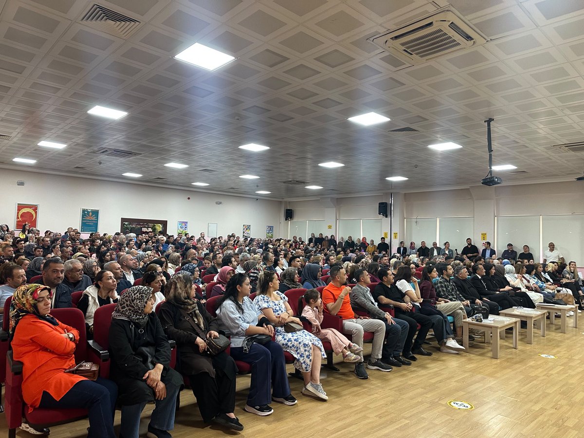 HumayunMahmut's tweet photo. Bugün okulumuz konferans salonunda 750 veli 65 öğretmenin katılımıyla Okul Aile Birliği Genel Kurulu ve akabinde sınıflarımızda, sınıf veli toplantıları yapıldı,.Katılımlarıyla bizlere güç veren  tüm velilerimize teşekkür ederiz. @Gaziantep_MEM @Dr_Onderarpaci @SehitkamilMEM https://t.co/Aa1gyEOSoQ