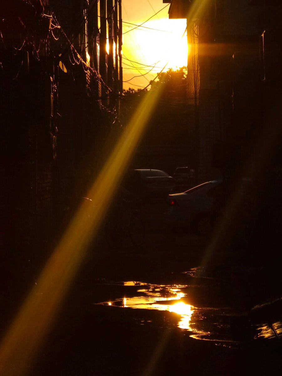 Hed00871919's tweet photo. 婆廊滓の影が夕暮れの街を包み込む、不思議な静けさが漂う今晩。 https://t.co/tDEZmxUZvN