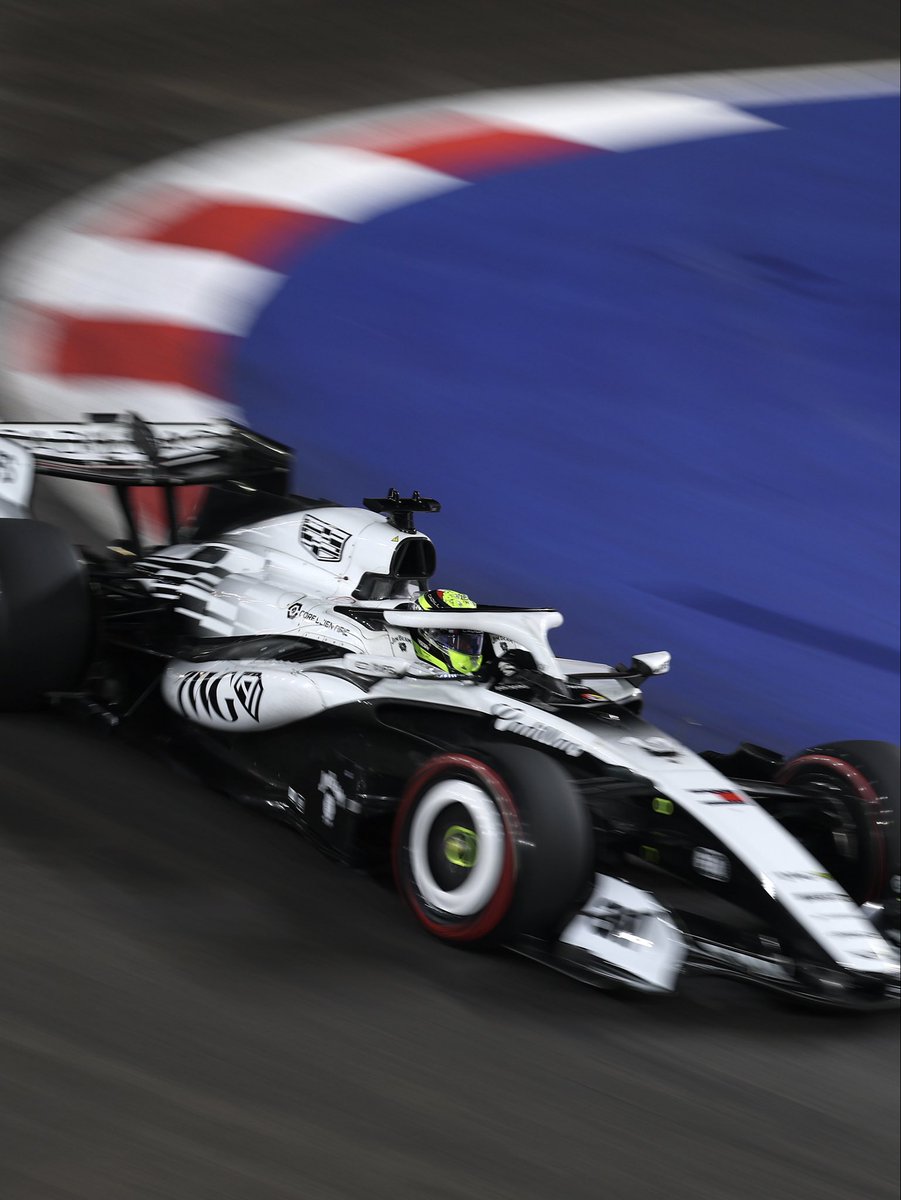 SChecoPerez's tweet photo. En las carreras como en la Vida, no importa el resultado solo importa darlo todo! Y hoy lo dimos todo, que carrera hicimos!! Seguimos progresando, nos vemos en 2 semanas 🇲🇽💚 https://t.co/MKkVwiYdLO
