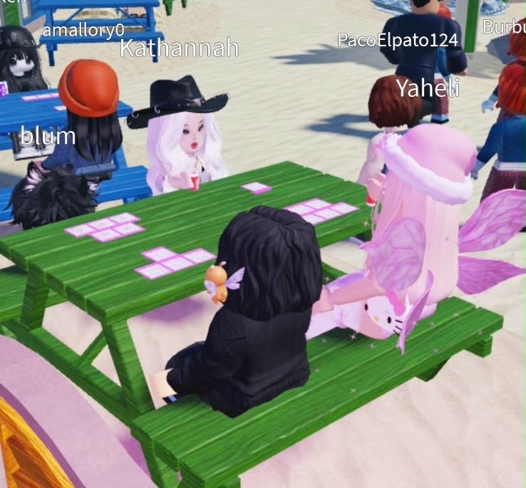 LaNotaCryboyer's tweet photo. Ayer que no prendió @xCryboy, mis nenas @constanzasclift @Blumpunk @Hannahahannahaa y yo practicamos en Roblox para ser más pro en el stream🤭 y nos la pasamos genial, hoy desperté con dolor de garganta de solo estarme riendo😭🖤 ya tenemos más escondites en playa 👽 y ninguna ganó en el bingo😂