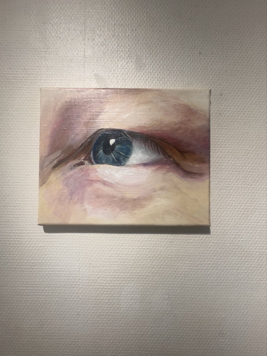 chiyokotora's tweet photo. 視線が交差する。その瞬間。

展示空間も使い、それを描き出しました。

グループ展は会を重ねるごとに、観客数が増えていくので嬉しいことです。

今回は、初めてパフォーマンスアーティストが初めて参加したのですが、パフォーマンス演技中は観客が外に飛び出す大人気な様相でした。 https://t.co/kxwyRlWEzT