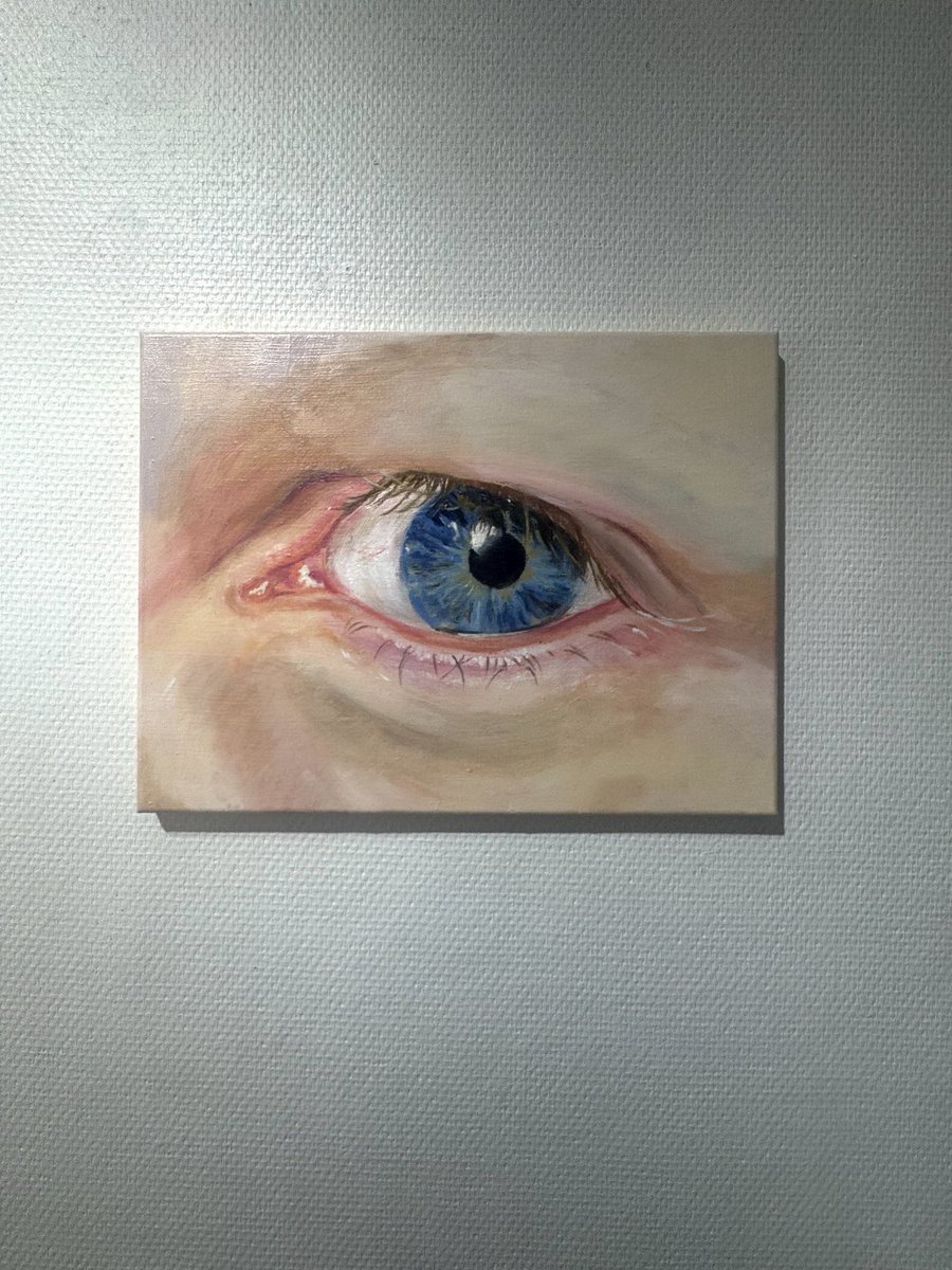 chiyokotora's tweet photo. 視線が交差する。その瞬間。

展示空間も使い、それを描き出しました。

グループ展は会を重ねるごとに、観客数が増えていくので嬉しいことです。

今回は、初めてパフォーマンスアーティストが初めて参加したのですが、パフォーマンス演技中は観客が外に飛び出す大人気な様相でした。 https://t.co/kxwyRlWEzT