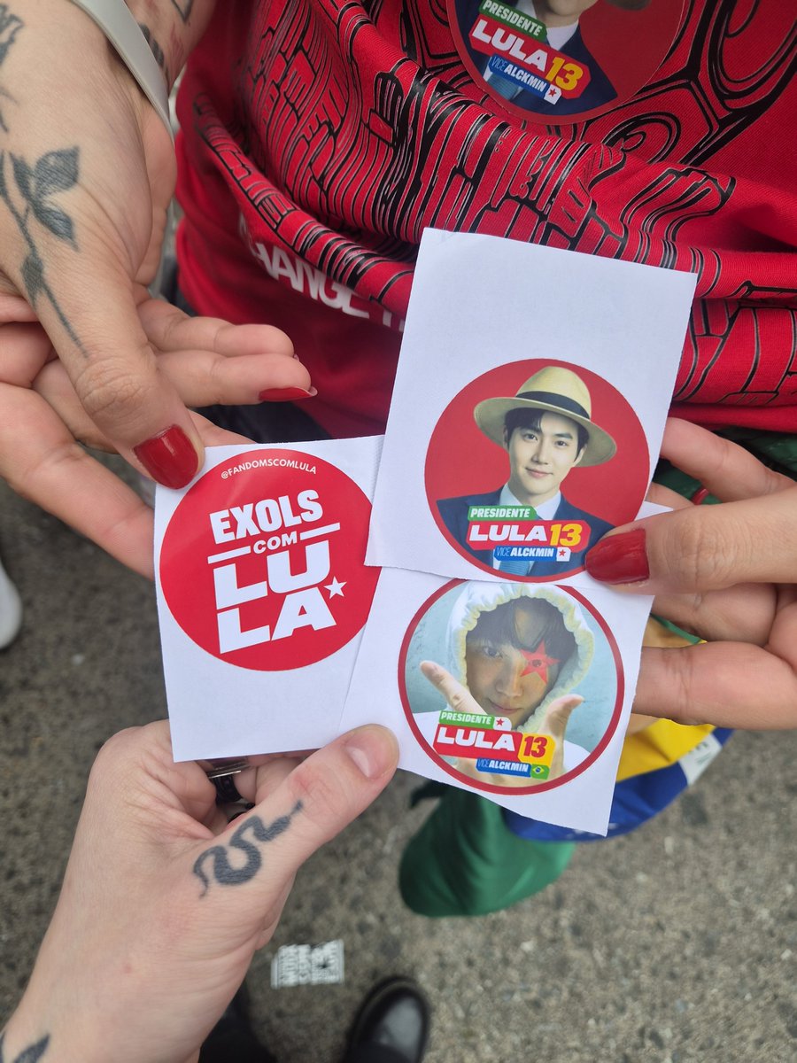 babidewet's tweet photo. Cadê as EXOLs aqui na Paulista pra pegar os adesivos com a gente? @EXO_Brasil @aerieahgase 🤘🏻❤️⭐️ #FandomscomLula https://t.co/QBtVBfHnwN