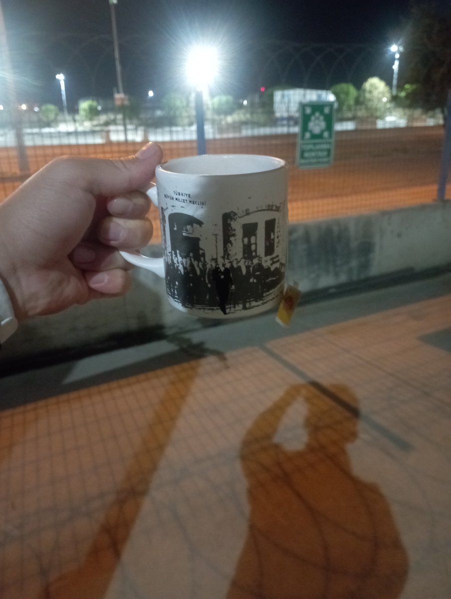emrullahemre_'s tweet photo. "Unutmamıştı yalnızlığını genç adam
Bütün gün aynı caddelerde.
Pencerelerde aynı sarışın kızlar
Halbuki o sarışınlardan hiç hoşlanmazdı"

#EdipCansever #şiir #selfie  #pazar #mesai #bursa #sonrasıkalır https://t.co/rTtz2B9aV9