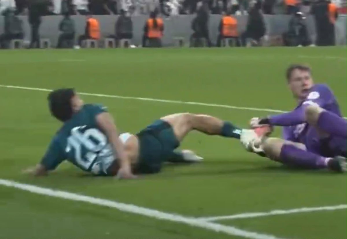 mknews_tr's tweet photo. Mark Clattenburg: “Nübel, ceza sahası içindeki rakibinin golü atacakken net bir şekilde ayağını tutuyor. Kırmızı kart ve penaltı olmalıydı. Maçtaki rezil bir karar daha.” https://t.co/WSdMbhkudm