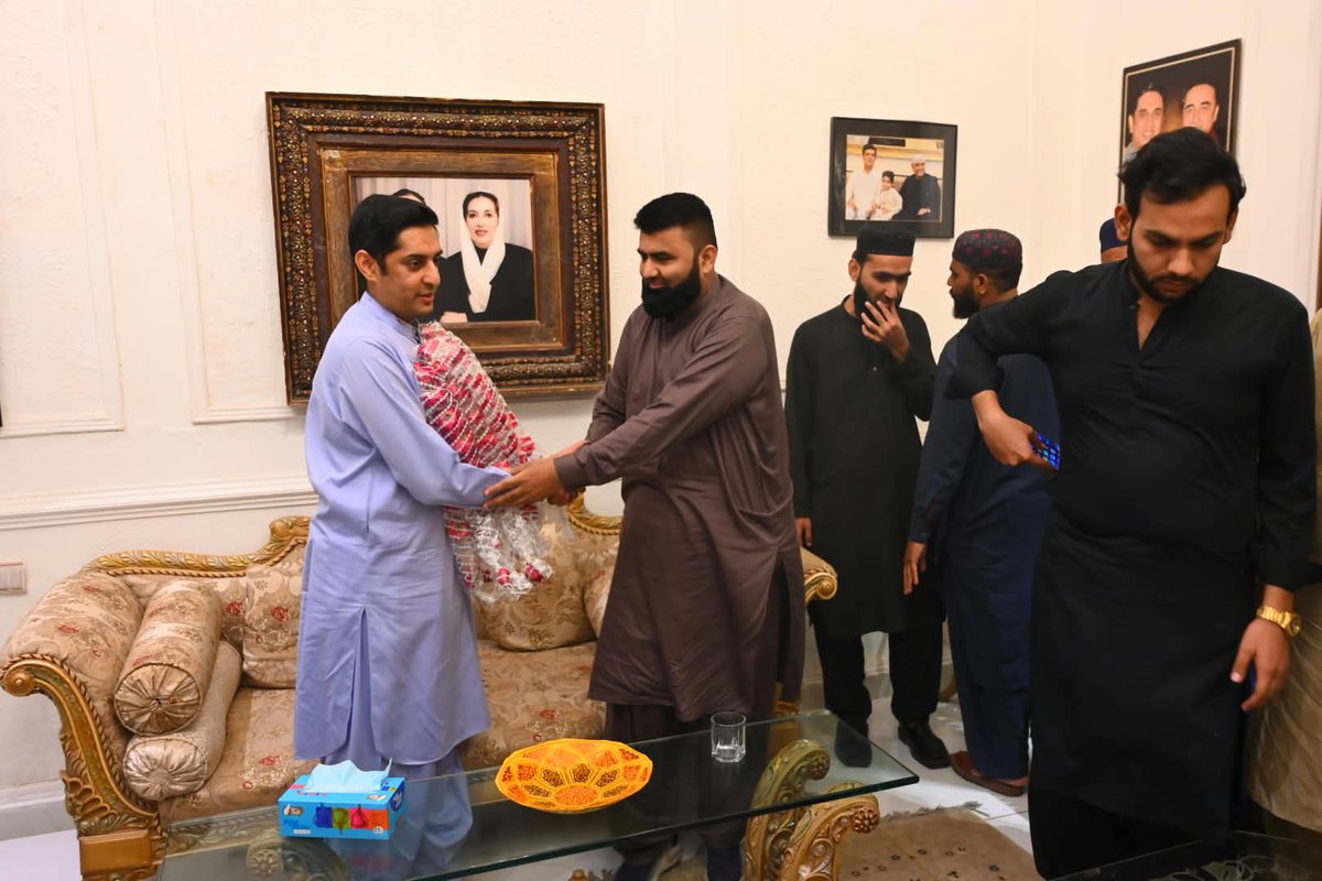 SukkurHouse's tweet photo. بورڈ آف ڈائریکٹرز، سیپکو پاور ڈویژن (واپڈا) کے رکن جناب سنان اسلام شیخ سے گرین مرچنٹ ایسوسی ایشن، اناج منڈی سکھر کے وفد کی ملاقات، عمرے کی سعادت حاصل کرنے پر مبارکباد پیش کی۔ @SananSheikh123 https://t.co/JlXSWsUZ1K