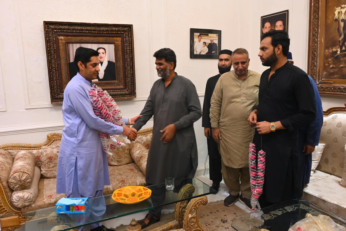 SukkurHouse's tweet photo. بورڈ آف ڈائریکٹرز، سیپکو پاور ڈویژن (واپڈا) کے رکن جناب سنان اسلام شیخ سے گرین مرچنٹ ایسوسی ایشن، اناج منڈی سکھر کے وفد کی ملاقات، عمرے کی سعادت حاصل کرنے پر مبارکباد پیش کی۔ @SananSheikh123 https://t.co/JlXSWsUZ1K