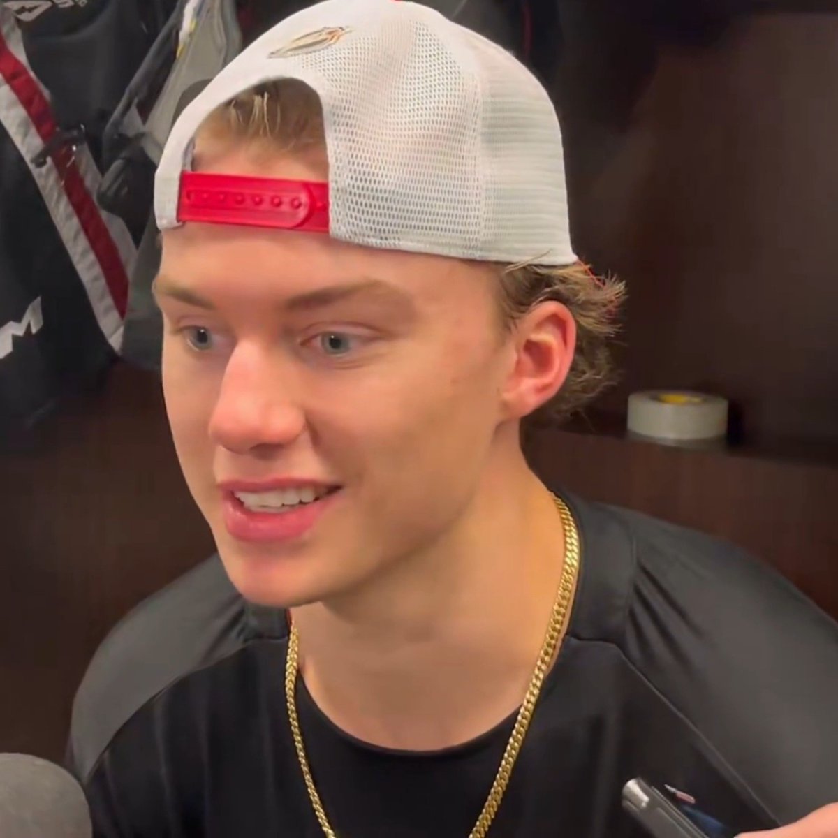 l3mm3ponderthis's tweet photo. The chain? Those eyes? That smile? And his jaw line?? Connor fucking Bedard let's play some damn hockey man 😭 #blackhawks https://t.co/HyRNtYzHVP
