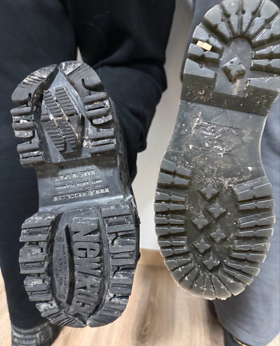 LolaxJasmin's tweet photo. Du siehst diese Sohlen und weißt ganz genau, was zu tun ist. Keine Ausreden, kein langes Nachdenken. Mach dich nützlich. 👢���� https://t.co/VF247FCw1N