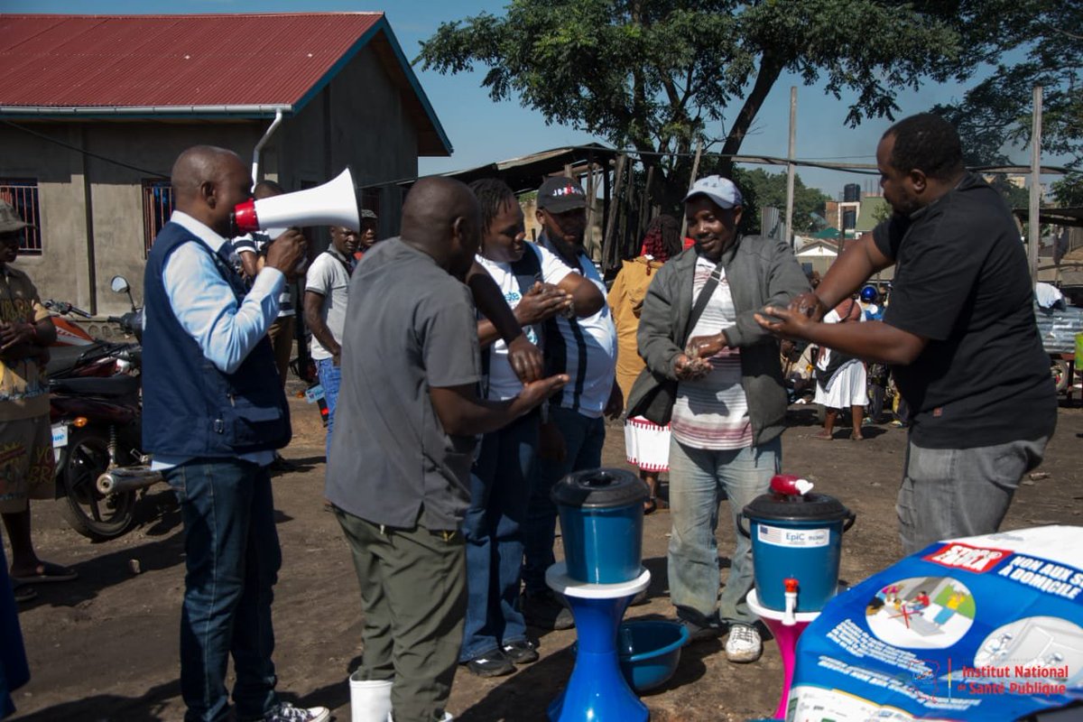 Insprdc's tweet photo. #RDC 🇨🇩 | #INSP : À BUNIA, L’APPROCHE « UNE SANTÉ » AU CŒUR DE LA PRÉVENTION D’EBOLA.

Le 10 octobre 2026, l’#INSP a sensibilisé les acteurs de l’abattoir de Bunia aux modes de transmission d’Ebola, aux mesures de prévention et aux comportements à adopter pour limiter les risques de propagation.

👥 Vétérinaires, abatteurs, transporteurs, commerçants et acheteurs ont été mobilisés autour de messages clés de prévention.

🧼 Au programme : démonstration du lavage des mains et remise d’affiches, de kits d’hygiène et de thermoflashs pour renforcer les mesures de protection sur le site.

À travers l’approche « Une Santé », l’#INSP renforce la prévention à l’interface entre la santé humaine, animale et environnementale.

Protéger chacun, c’est renforcer la sécurité sanitaire de tous !

#RiposteEbola #UneSeuleSanté #SantéPublique
@Presidence_RDC @PrimatureRDC @MinSanteRDC @OMSRDCONGO @UNICEFDRC @AfricaCDC @fhi360 @SANRU_asbl @croix_rouge_rdc @CDCgov