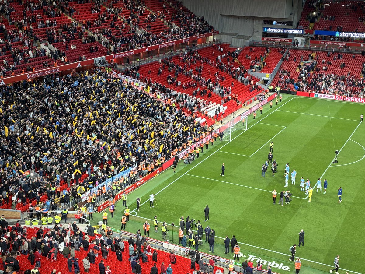 davidlynchlfc's tweet photo. Again you have to ask: what does this mean? These players buying into a supposed siege mentality and yet they will be immediately out of the door the moment sanctions are handed down. Fans gloating about it all. Such a bad look for the Premier League. https://t.co/4jMg2WipNh