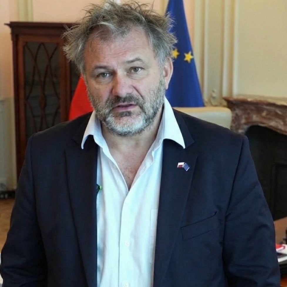 mdunaj43's tweet photo. Dwie niedoszłe ofiary zamachu, jeden maszyną sprzątającą, drugi mailem. Obydwie przeżyły. https://t.co/YwCl2cofxR