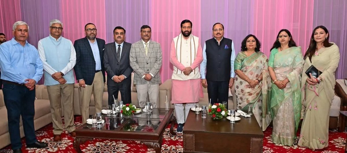 awesh29's tweet photo. चीफ जस्टिस सूर्यकांत ने विपक्ष के नेताओं से मिलने से इंकार कर दिया है उनका कहना है कि उन्हें अधिकार नहीं है।

महोदय, बतौर जज एक मुख्यमंत्री द्वारा अपने स्वागत में आयोजित डिनर में शामिल हो जाते हैं पूर्व मुख्यमंत्री, बीजेपी के तमाम नेताओं के कार्यक्रम में जाते हैं। मंत्रियों द्वारा आयोजित तफरीह में विदेश में बैडमिंटन तक खेल आते हैं लेकिन विपक्ष से नहीं मिलेंगे।

अब आगे का कार्यक्रम राहुल गांधी @RahulGandhi बताएंगे। यह भी बताना चाहिए कि क्या ज्यूडिशियरी इसी का नाम है?