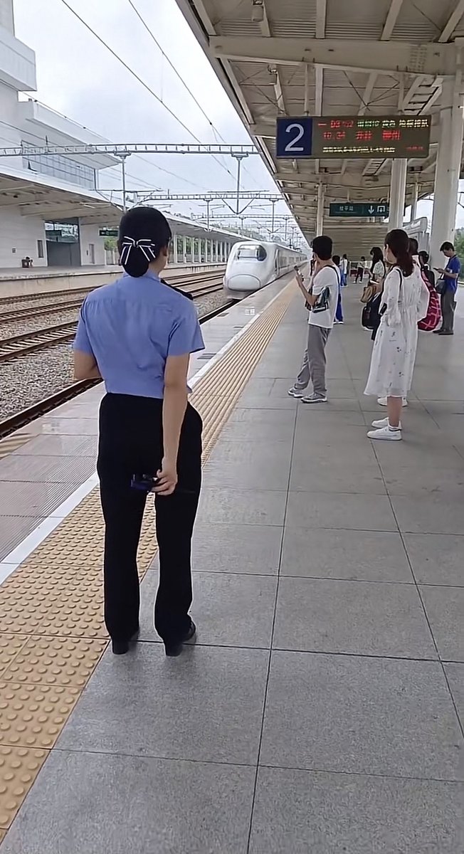 mrhan79's tweet photo. [遅い電車に侵されたくないから、急いで駅に向かったら、やっと改札を見つけた！]， https://t.co/mAAw36k3v6