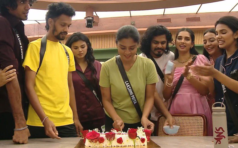 LakshmiPriyaFP's tweet photo. #LakshmiPriya’s Celebrated her birthday in the BB House ❤️✨

#HBDLakshmiPriya #HappyBirthdayLakshmiPriya #LakshmiPriyaFanPage #LakshmiPriyaFP #BiggBossTamil10 #BiggBoss https://t.co/7a1pFIQ8TZ