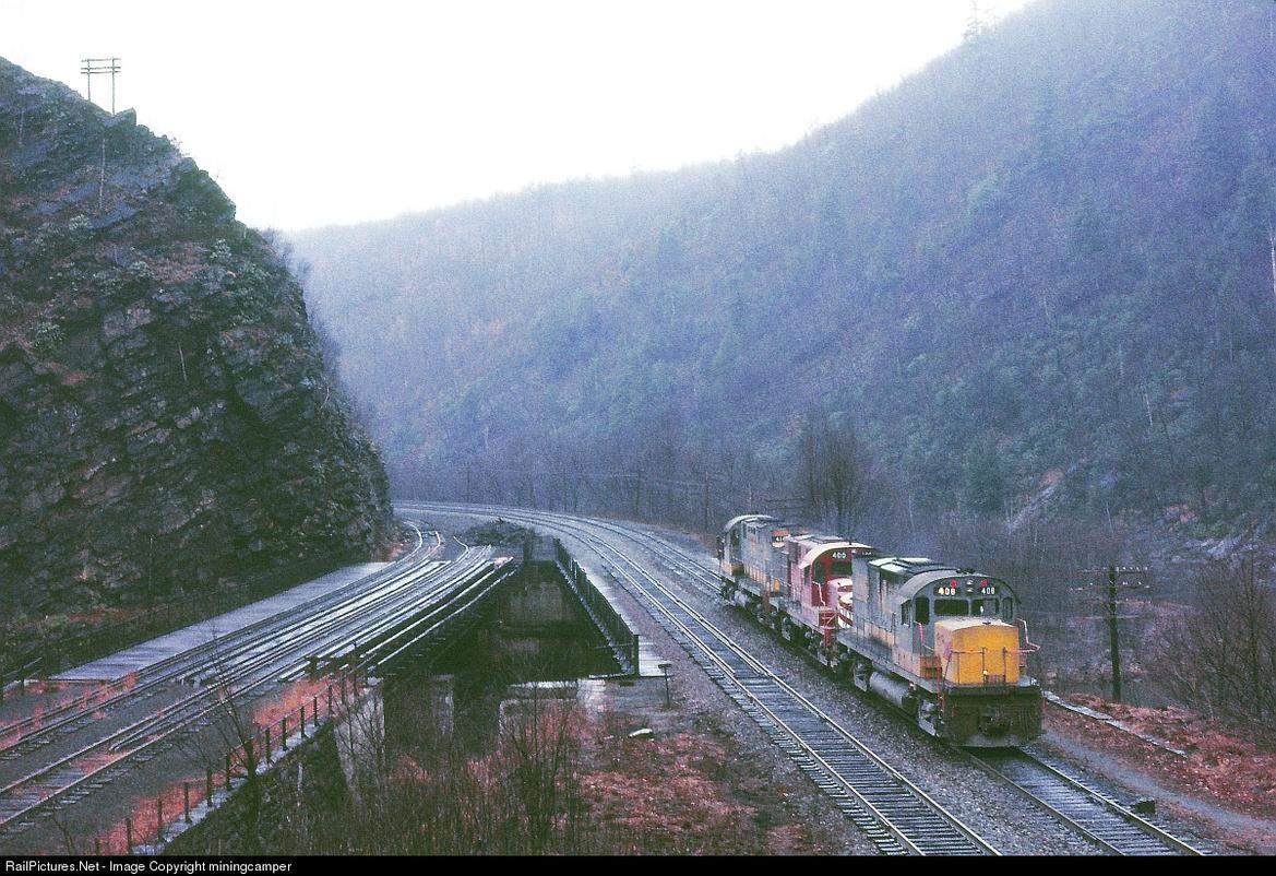 NJP_Productions's tweet photo. Ex-LV power under Conrail in the Delaware water gap https://t.co/Yaf53iyFEL