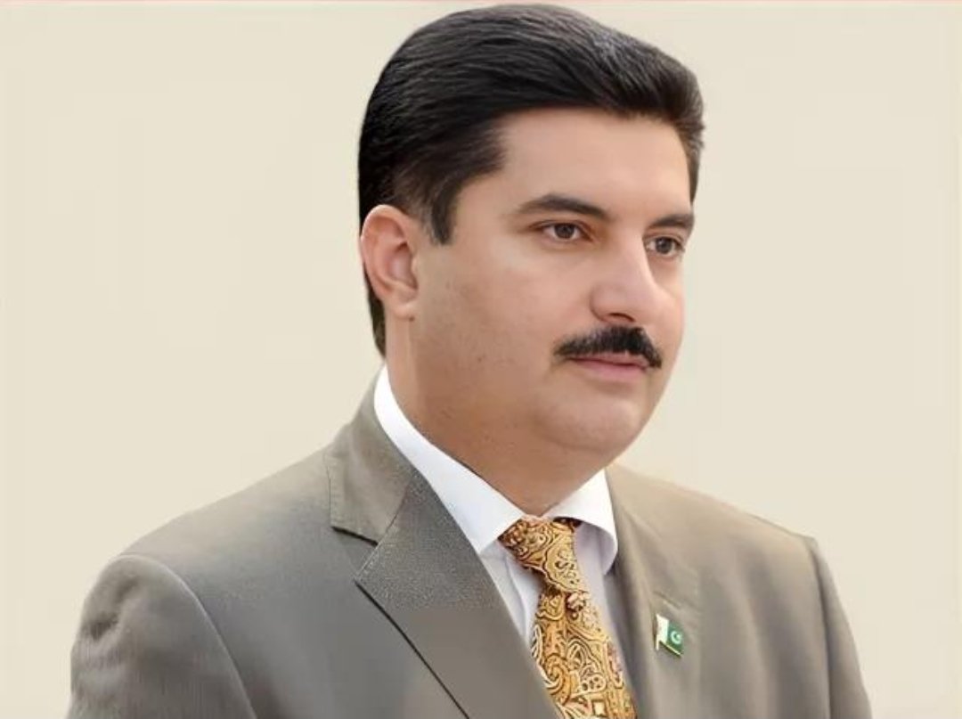 G_Hawk55's tweet photo. 🚨 خیبر پختونخوا میں گورنر راج کی اطلاعات، مولانا فضل الرحمٰن کا حکومت پر مذاکرات سے انحراف کا الزام

جمعیت علمائے اسلام (ف) کے سربراہ مولانا فضل الرحمٰن نے مبینہ طور پر وفاقی حکومت پر سیاسی مذاکرات سے انحراف کا الزام عائد کرتے ہوئے خیبر پختونخوا میں گورنر راج سے متعلق اقدامات پر تحفظات کا اظہار کیا ہے۔

ڈی آئی خان نیوز کے مطابق، مولانا فضل الرحمٰن نے دعویٰ کیا کہ حکومت نے انہیں مذاکرات کے لیے مدعو کیا تھا، تاہم اس کے بعد صوبے کے انتظامی معا��لات میں تبدیلیوں کی جانب پیش رفت کی گئی۔

گردش کرنے والی اطلاعات میں دعویٰ کیا گیا ہے کہ گورنر خیبر پختونخوا فیصل کریم کنڈی کو صوبے کے انتظامی اختیارات سونپنے اور ان کی معاونت کے لیے 11 رکنی مشاورتی کونسل تشکیل دینے کا فیصلہ کیا گیا ہے۔ ان اطلاعات کے مطابق، ریٹائرڈ لیفٹیننٹ جنرل نگار جوہر کو صحت، کفایت اللہ خان کو داخلہ امور اور ثمر بلور کو اطلاعات و نشریات کی ذمہ داریاں دینے کا ذکر بھی کیا گیا ہے۔

رپورٹس میں یہ دعویٰ بھی کیا گیا ہے کہ وفاقی حکومت نے آئین کے آرٹیکل 245 کے تحت صوبے میں انتظامی اور سیکیورٹی امور میں معاونت کے لیے پاک فوج تعینات کرنے کا فیصلہ کیا ہے۔

دوسری جانب، ڈی آئی خان نیوز کے مطابق سابق وزیراعلیٰ خیبر پختونخوا علی امین گنڈاپور کو ڈیرہ اسماعیل خان میں ان کی رہائش گاہ پر نظر بند کیے جانے اور وہاں پولیس اہلکار تعینات ہونے کی اطلاعات بھی سامنے آئی ہیں۔ اسی طرح ڈیرہ اسماعیل خان اور ٹانک کے انتظامی معاملات میں تبدیلیوں پر غور کیے جانے کی بھی اطلاعات ہیں۔

تاہم، گورنر راج سے متعلق اقدامات، اختیارات کی منتقلی، مشاورتی کونسل کی تشکیل، فوج کی تعیناتی اور علی امین گنڈاپور کی مبینہ نظر بندی کے حوالے سے ان اطلاعات کی آزادانہ یا سرکاری سطح پر تصدیق تاحال نہیں ��وسکی۔