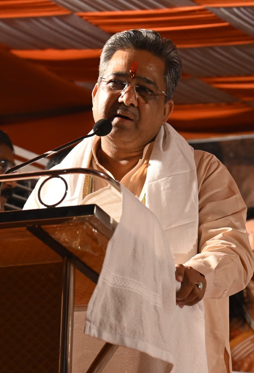 sunilbansalbjp's tweet photo. आज कोलकाता में संतोष मित्रा स्क्वायर दुर्गोत्सव समिति द्वारा आयोजित भव्य दुर्गा पूजा महोत्सव में माँ दुर्गा के दर्शन एवं पूजन का सौभाग्य प्राप्त हुआ। पश्चिम बंगाल की दुर्गा पूजा आस्था, भक्ति और समृद्ध सांस्कृतिक विरासत का अद्भुत संगम है, जो अपनी भव्यता और विशिष्ट परंपराओं से पूरे विश्व को आकर्षित करती है।

इस अवसर पर मुख्यमंत्री श्री सुवेंदु अधिकारी जी, प्रदेश अध्यक्ष श्री शमिक भट्टाचार्य जी, केंद्रीय मंत्री श्री सुकांत मजूमदार जी, मंत्री श्री तापस रॉय जी एवं आयोजक श्री सजल घोष जी की गरिमामयी उपस्थिति रही।
@BJP4Bengal @SamikBJP @SuvenduWB @DrSukantaBJP