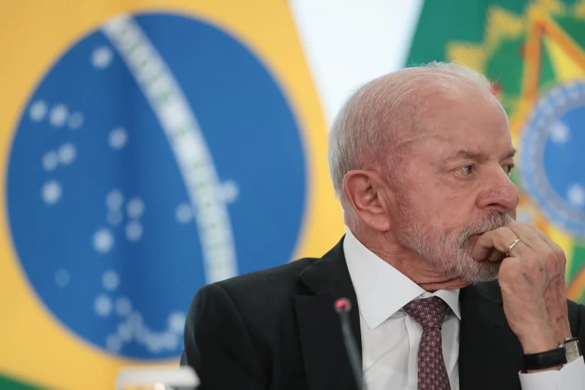 Metropoles's tweet photo. 🚨 ELEIÇÕES 2026 | Mendonça manda Lula suspender impulsionamento de posts contra Flávio

Publicações têm a frase “se Flávio Bolsonaro vencer, você perde”. Decisão do ministro do TSE André Mendonça foi publicada neste domingo (11/10) https://t.co/g0M9IOir1T