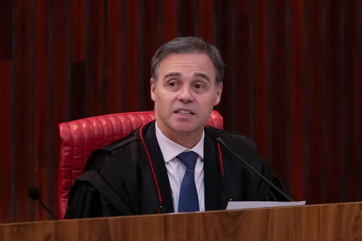 Metropoles's tweet photo. 🚨 ELEIÇÕES 2026 | Mendonça manda Lula suspender impulsionamento de posts contra Flávio

Publicações têm a frase “se Flávio Bolsonaro vencer, você perde”. Decisão do ministro do TSE André Mendonça foi publicada neste domingo (11/10) https://t.co/g0M9IOir1T