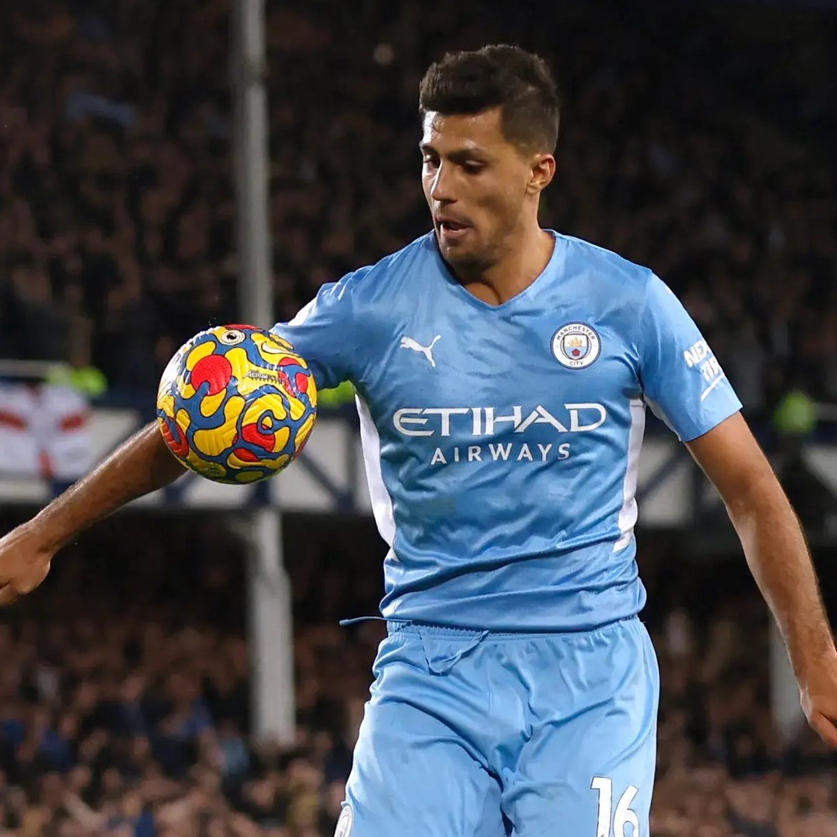 lmts_football's tweet photo. 🚨 Chris Kavanagh's controversial refereeing decisions:

❌ 2022: Rodri handball vs Everton, no penalty awarded. PGMOL later apologised.

❌ 2023: Ødegaard handball vs Liverpool, no penalty awarded. Howard Webb later admitted it was an error.

⚽ 2024: Stones' late winner vs Wolves, allowed despite Bernardo Silva being offside near the goalkeeper.

❌ 2025: Van Dijk's goal vs Man City — disallowed. Independent PL panel ruled it should have stood.

🟥 2026: Gravenberch sent off vs Man City.