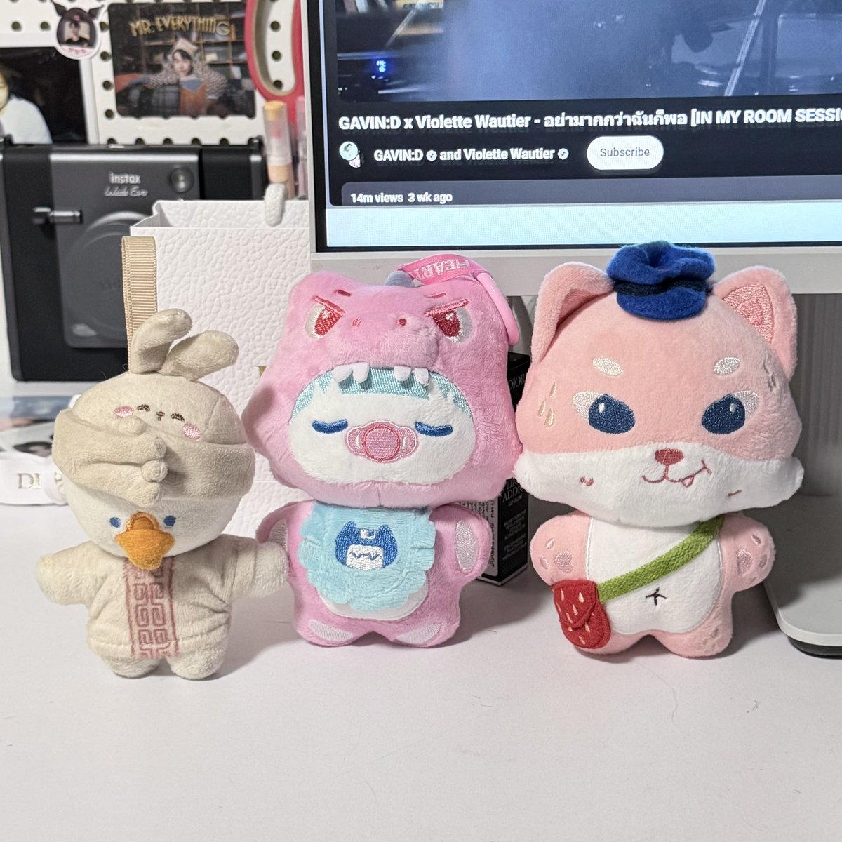 13marsatur's tweet photo. ยังหาซื้อยัยเอ๋คอลแลนด์ 3 ไม่ได้ แต่พอเอามาวางรวมกันละแบบ . . . คอลใหม่เด็ก ๆ อ้วนตุ้บเลย เสื้อผ้าไซส์ 10cm ใส่ไม่ได้ละนะนิ่ เพราะอ้วน 55555555555555555555555555555555555555 https://t.co/O01v0tGgDg