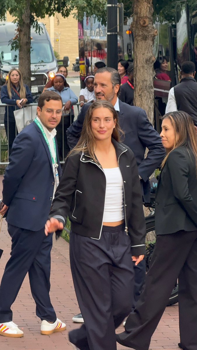 FCBapologistt's tweet photo. im crying man all she brought to dc was this dior jacket and a dream https://t.co/g57nfdgzGI