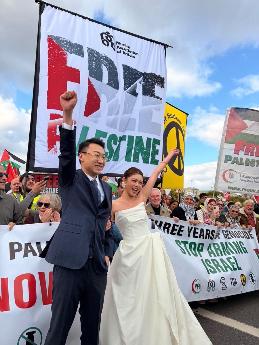 Muslim's tweet photo. Newly married couple went viral after joining a pro-Palestine march while taking wedding photos on Westminster Bridge in London. 🇵🇸 https://t.co/wWs0JlCRtd