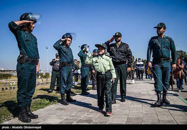 rastin_majd's tweet photo. پلیس فقط یک سازمان نظامی نیست؛ پلیس ضربان قلب امنیت در کوچه و خیابان‌های شهر ماست. وقتی از رشادت حرف می‌زنیم، یعنی از کسانی که «بطن جامعه» را با جان‌شان حفظ می‌کنند. آن لحظه‌های سخت که امید همه ناامید می‌شود، فداکاری پلیس حکاکی می‌شود در حافظه تاریخی ملت.
#یادمون_نمیره
#پلیس https://t.co/PxkCJIKjXQ