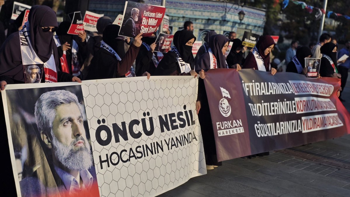 FrkKny_02's tweet photo. Zulüm Devam Ettikçe Mücadelemiz de Sürecek! 

Alparslan Hocamız, Semra Kuytul Hocahanım ve diğer kardeşlerimizin haksız tutukluluğu son bulana dek mücadelemiz sürecek.

📍 Konya 

#OzgürlükYürüyüşleri
ZulmeKarşı Meydanlardayız
Mücadelemiz AllahIçin https://t.co/dlDo6bgeS6
