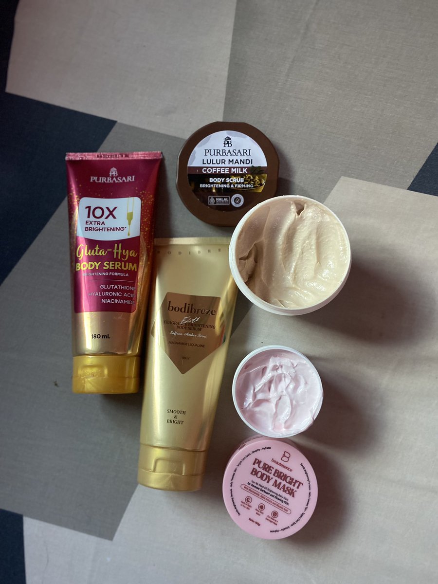 dittazharra's tweet photo. ritual 4 day skin cycling yg ga boleh dskip 💋
backyo day 1 ✨
lihat scrubnya lama2 pen makan kaya butter mocca 😭
baunya juga bikin lapaaar 😩￼ https://t.co/kznxGwTW86