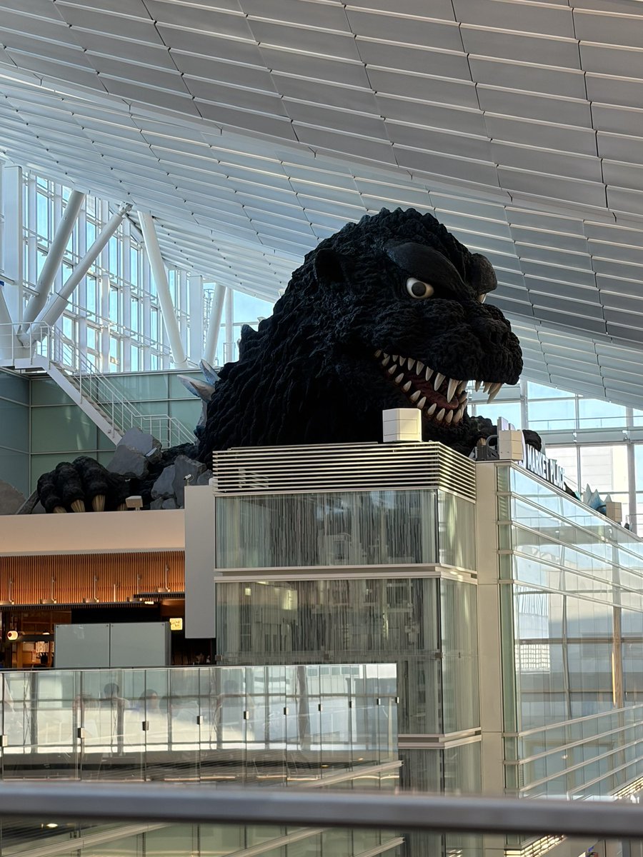 oggy021's tweet photo. 羽田空港にゴジラいた！ https://t.co/ypiqEa17rO