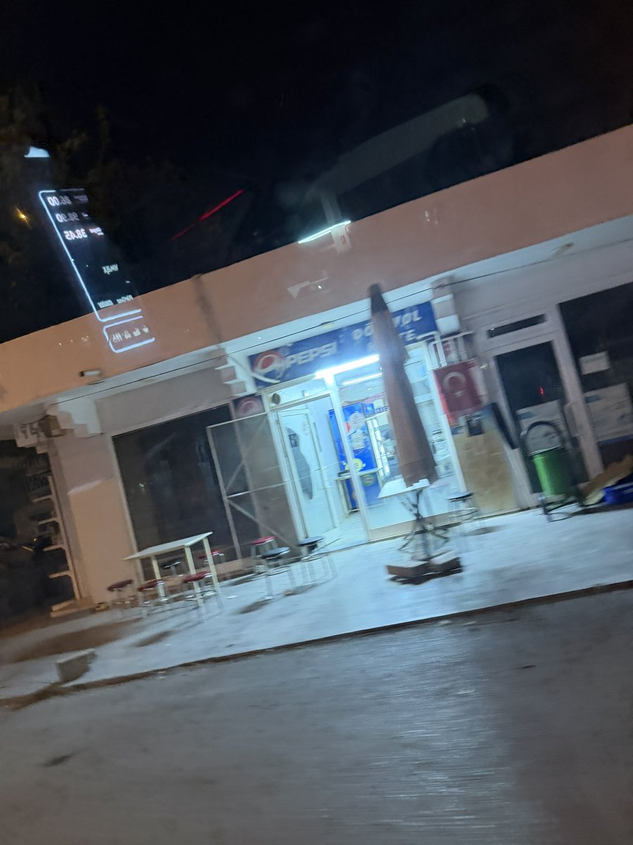 0xhusow's tweet photo. çiçekçi kapanmış, diğer her şey aynı ama çok üzücü burda olmak https://t.co/qW4Cp3Qgd6