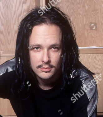 EuHipe's tweet photo. É muito bom que o Zedin mostrou o rosto eu posso falar ELE PARECE MUITO O CANTOR DA BANDA KORN https://t.co/5mXCD0VUul