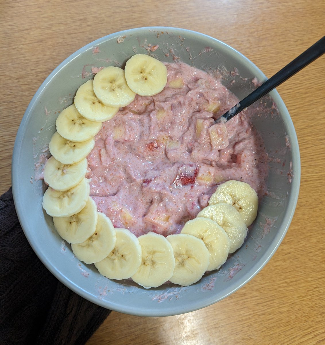 diseasedseren's tweet photo. raspberry apple and banana yog bowl !! 250 cals, 13g protein + 12g fiber :) https://t.co/8ljOjQFa4f