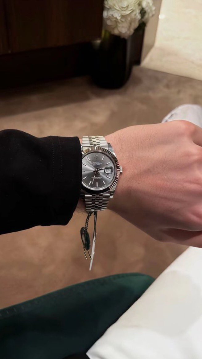 Venosier's tweet photo. Porsche 918 and ROLEX https://t.co/GPEEfUUYvE