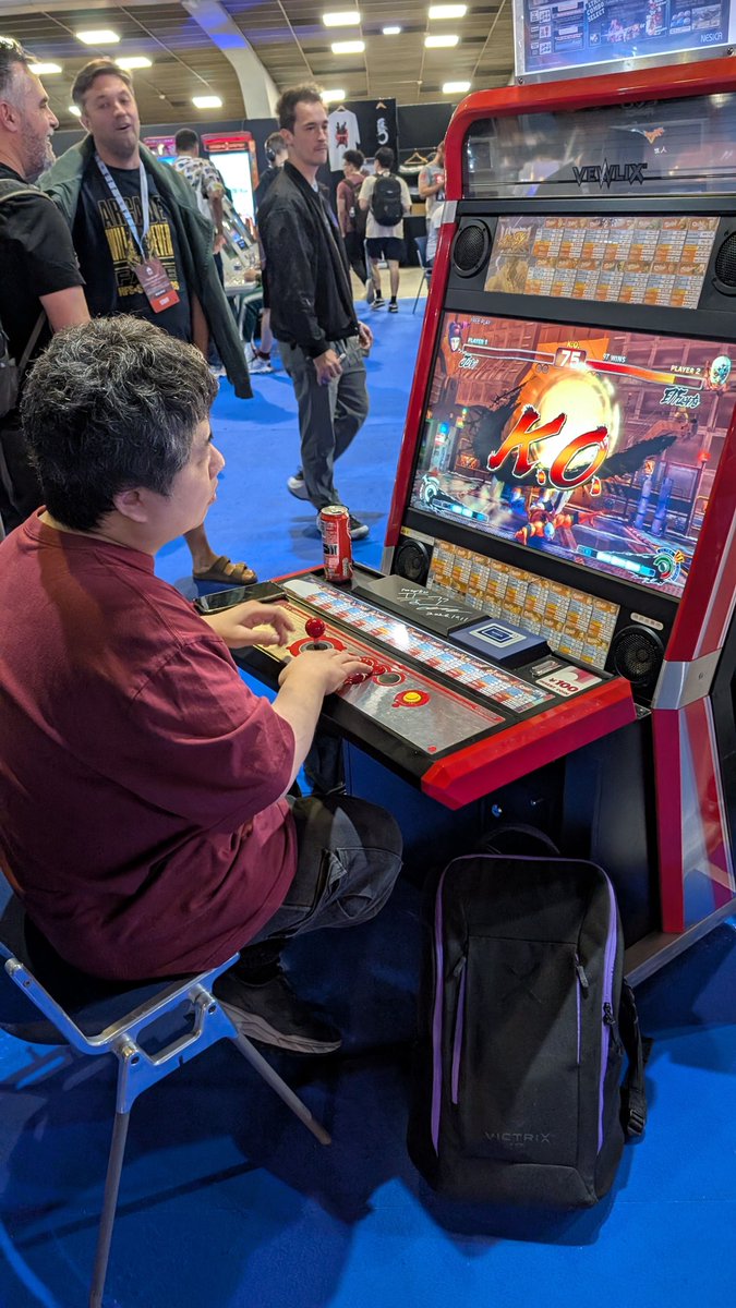 TPK_live's tweet photo. Poongko, beat by 97 à l'EVO France sur Street 4 avec El Fuerte

(En gros, légende du jeu qui a 97 victoires d'affilées contre plein de joueues et joueuses sur la même borne depuis 3 heures) https://t.co/pK7C3Y98Lk