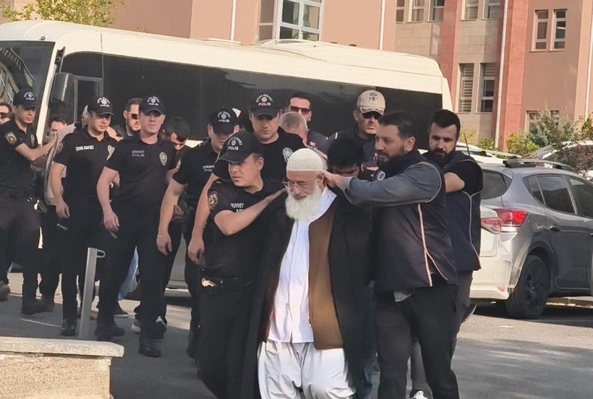 fatihtezcan's tweet photo. Yargı, bir şahısla ilgili adli hüküm/tedbir kararı verirken, emsaline bakabilir ama başka suçla alakalı kişilere/kararlara bakmaz.

Ama milyarlar götüren isimler gözaltına bile alınmazken, 70 yaşında isimlere bu muamele yapılırsa, konu halka anlatılamaz!

Not: Serbest bırakıldı. https://t.co/dpBaSSxMNZ