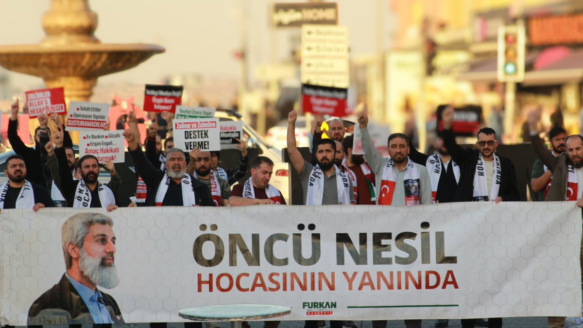 FurkanHareket6's tweet photo. Başkentin dört bir yanında, sokak sokak, meydan meydan adalet çağrımızı yükselttik! Bu mücadeleden vazgeçmeyeceğiz, adalet talebimizi haykırmaya devam edeceğiz!

#OzgürlükYürüyüşleri
ZulmeKarşı Meydanlardayız
Mücadelemiz AllahIçin https://t.co/NwgCmrgVsK