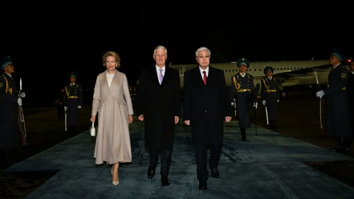 kazinform_eng's tweet photo. #Kazakhstan President Kassym-Jomart  #Tokayev welcomes King #Philippe and Queen #Mathilde of the #Belgians at Astana airport
https://t.co/O4zTfH1gVl
@aqorda_press 
@TokayevKZ 
@MonarchieBe https://t.co/1onuFuGgGL