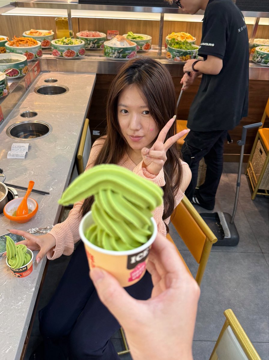Jason4vab's tweet photo. 给大家发个有意思的dating日记。

之前遇到一个女生，处女座。云南的 回族。
长得好看，但不高，在成都某大学读研，26-27岁，会用抖音发美照，私信肯定不少。

她在和我约出来的时候，讲话挺尖锐的，她说她要带个朋友（其实带朋友是因为，她晚上晚了回不去宿舍，必须带个有房子的朋友，让她有地方可去）他会要求她家楼下，然后她定的店，甚至还约好当天说要不改天，还会发那种无语[捂脸]的表情。
见面后，她主动承认了这种尖锐，她说原因是他是为了筛选，看众多约会对象谁更有诚意。。。。。我很无语，这难道不是一个互相尊重的过程么，但我并没有表现出来。

她说她上个对象谈了五年，分手是因为嫌弃他不够上进
她是个读研的学生，家庭条件我觉得一般
理由是她想搬出来自己住，因为学校宿舍条件很差，但她原话是找到兼职了再搬出来。
我觉得一个条件好的女生可以直接搬出来，何况成都房租算不上很贵。

她全程很喜欢凸显自己的优点，比如没人问她 她也主动说。然后问她怎么考的研，她说自己聪明学一点就考上。比如我说每个人聪明的点不一样，有些人听一遍音符就能弹对，她接话说她钢琴弹得很好。

她身上全是奢侈品，鞋是celine的，手镯卡地亚满天星，梵克雅宝的白贝母。但一到包一下差的有点远，是个巴黎世家的小手提。

有个很简单的数学题，根本算不明白。
她的满天星三十多万，可以让她在成都最好的公寓住上4年。但她却还需要找兼职才搬出去。

许多女孩都买假的梵克雅宝卡地亚，我可以理解。但是主要问题是她从上到下全是logo，让我不由得非常疑惑，2000块的房都租不起，但为什么要如此刻意维护这些奢侈。
是真的话，这个数学题根本算不明白，她0收入，家庭条件未知，也没有男人付出目前。
是假的话，就更耐人寻味了。

她说她比较喜欢和男生较劲，但是喜欢大方爱付出的男的。简单来说是又要钱又要情绪价值。

我让她给男生的五个条件排序：钱，脑子，性格，脸，身材
她排前两个是性格和钱。

我问那你觉得男生月收入多少你可以接受，她说比她强一点就行，可是搞笑的是她没有收入。
而且她还把钱排在这么靠前，性格可能只是为了能给她更多钱做的铺垫。

她说她的上一个暧昧对象，条件很好，一米八，长得帅，家里在云南做工程做的很大，富二代。后面没继续是因为他没付出，爱画饼，给他承诺要给他开个琴房，做老师，没做到。我说你举个例子。
她说，他是那种，没有确定目的达成不付出的类型，我说这不是很正常，人家如果真的条件很好，选择就很多呀，当然不想在不确定的选项上付出冤枉钱。
她继续说，那个男的在她生日的时候就买了个哈根达斯的蛋糕。
我说你们还没在一起，这个不就够了么，你想要什么？
她这个时候又矛盾了，说不一定很贵的礼物，写个贺卡也行，用心了就行。
我并不是很相信她说的。

到了后面，我问你物欲是不是挺高的，她说没有，有多少花多少。
我说他付出那你给啥，她说她也付出又不是不付出。我问如果对方经济能力比你强很多，付出的远超你能还的怎么办。这句我好像没问，因为太直击灵魂了。

我说你老把付出挂在嘴边，会吓走真正正常和大方的男人，听了你这些还来靠近的大概率都是想短择你的人。
比如说一个男的天天开黄腔，也只会吓走女生一个道理，因为这暴露你很缺。
男的好色女的贪财，都有各自下头的点。
她说付出不一定是钱和贵的礼物，用心就行。
我说你这句话和男生说“去我家看电影不干别的”有点异曲同工之妙。
她说她就是这么直爽的性格，我说行。

我感觉她讲的话到处前后矛盾，很自卑。但我又不确定，这种类型的中国女生我见过不止一个，我感觉是个典型。

第二天起床一看发现给我删了。
